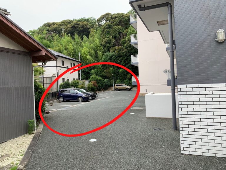 駐車場（赤丸）