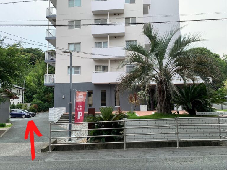 「P」の看板がある建物