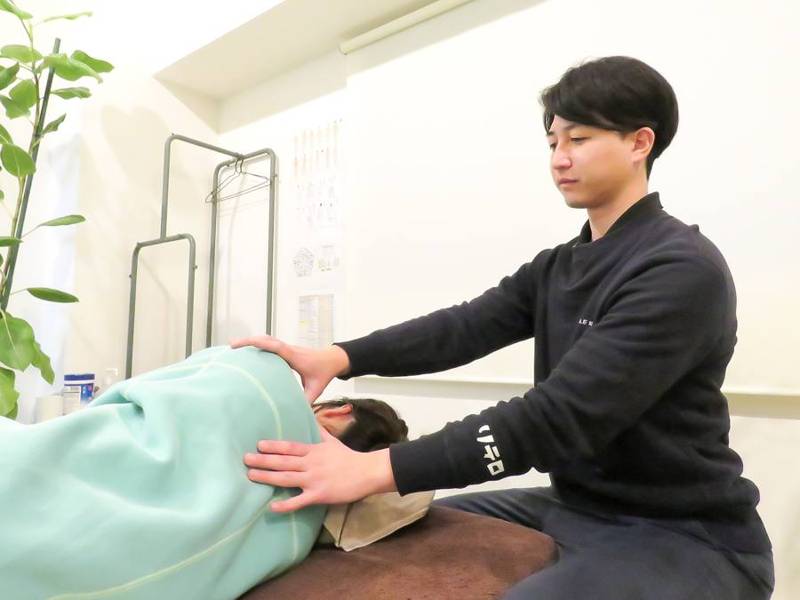 院長が整体をしている様子
